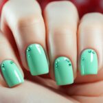miętowe paznokcie
