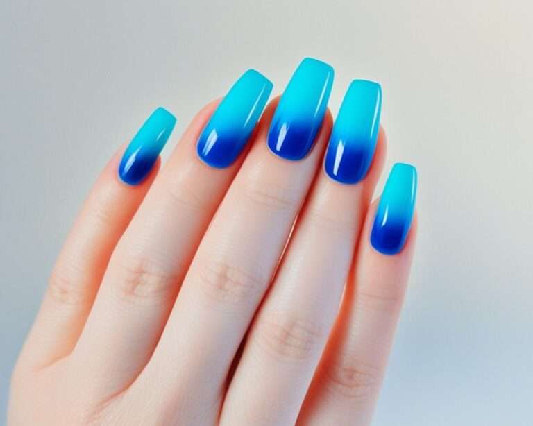 ombre niebieskie na paznokciach