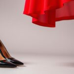 Czarne szpilki do czerwonej sukienki - klasyczne połączenie