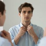 Mężczyzna przygotowujący się mentalnie do zaproszenia dziewczyny na randkę