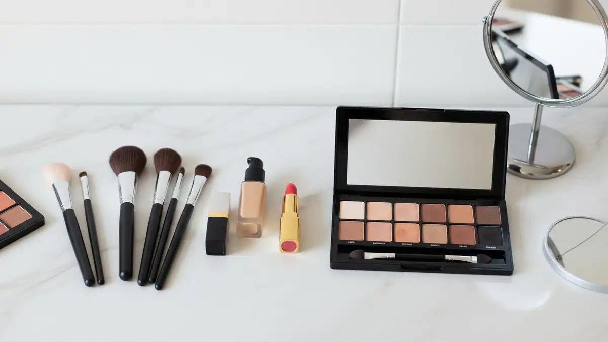 Eyeliner w żelu czy w płynie - trwałość i precyzja - hero image